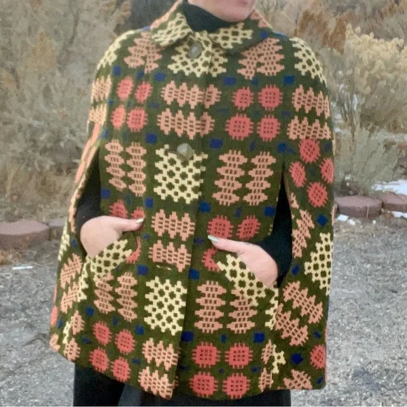 Vintage AMAZINGNESS!!! Embroidered Geometric Print Cape Brocade Stunning - Picture 5 of 9